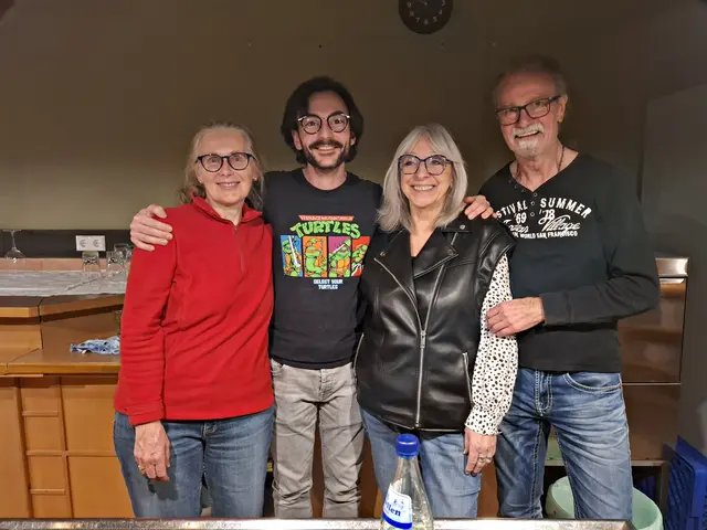 Die fleißigen ehrenamtlichen HelferInnen an der Bar | Foto: Brigitte Melder