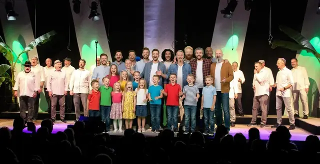 KI erweitertes Beispielfoto des Projektchor-Auftritts bei unserem nächsten aCHORat-Konzert (im Hintergrund) | Foto: MGV Harthausen, Foto Bernd Hoffmann mit Overlay von KI Google Gemini 3 Nano Banana