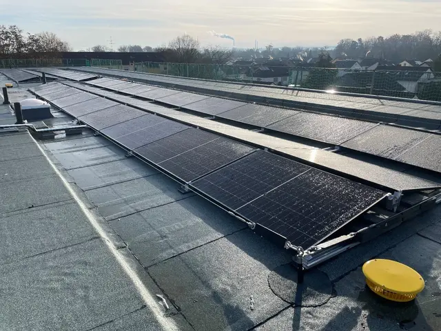 Blick auf die neu errichtete Photovoltaikanlage auf einem Wohnhaus in der Dorschbergstraße 25-27
 | Foto: Neue Energie Wörth