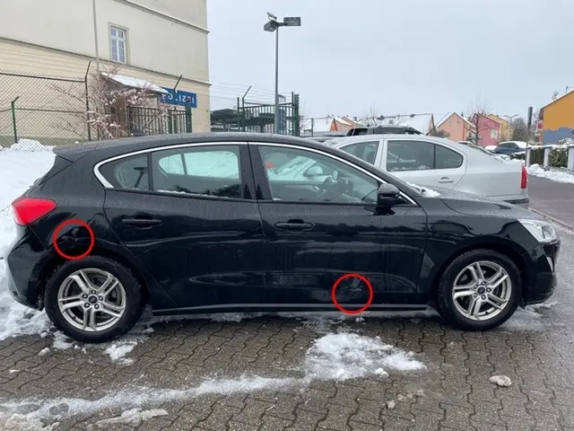 Lage der Beschädigungen an dem schwarzen Ford Focus | Foto: Polizei