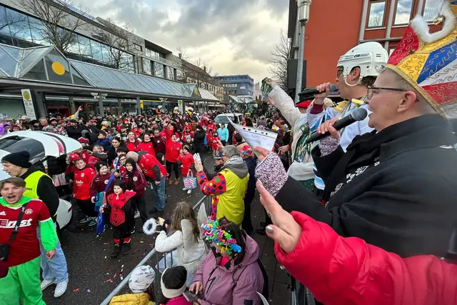 Beim Fasenachtsumzug Zweibrücken wurde auf der Ehrentribüne eine Frau von einer geworfenen Glasflasche am Kopf getroffen und verletzt. Die Polizei ermittelt wegen Körperverletzung und bittet um Zeugenhinweise. | Foto: Rainer Ulm