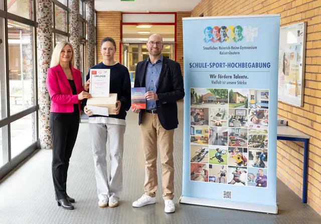 Große Ehrung für Magdalena Leis: Die 18-Jährige (Mitte) wird zur „Eliteschülerin des Sports 2025“ ausgezeichnet. Auf dem Foto zu sehen sind Andrea Brunnett und Hartmut Rohden von der Sparkasse Kaiserslautern

 | Foto: Sparkasse KL/gratis