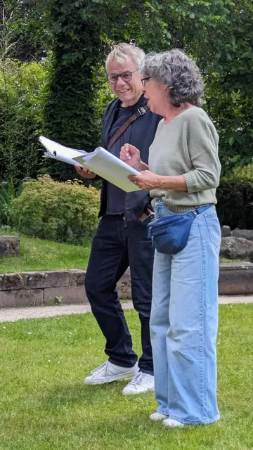 Literatur im Grünen: Der Lesespaziergang mit dem Duo Wortlaut führt durch die Frühlingslandschaft des Japanischen Gartens | Foto: Gesine Werz/gratis