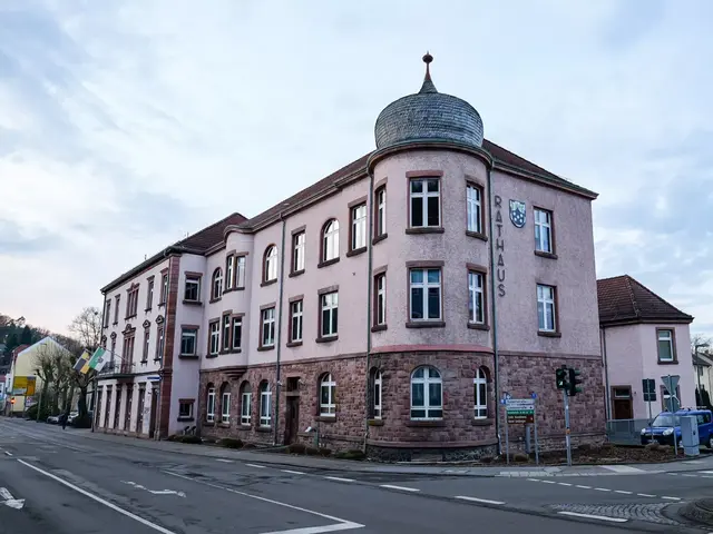 Das Rathaus in Landstuhl: Von hier aus steuern die Verbandsgemeinde und Stadt ihre Haushalts- und Finanzplanungen – auch unter den aktuellen Herausforderungen durch die Kreisumlage. | Foto: Foto: Stegner