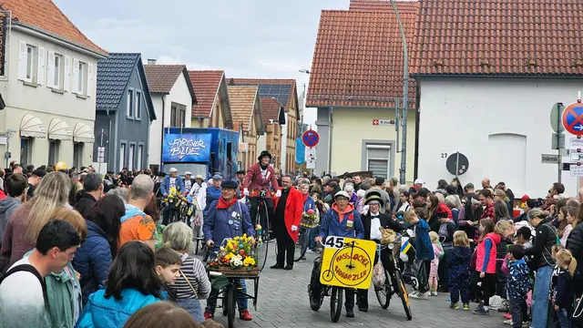 Buntes Treiben entlang der Umzugsstrecke am 8. März in Haßloch: Über 70 Wägen und Fußgruppen ziehen beim Sommertagsumzug 2026 durch die Straßen. | Foto: Eva Bender