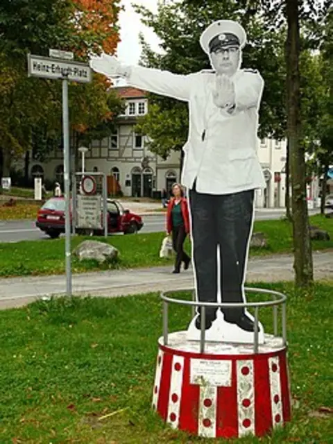 Heinz Erhardt Denkmal Göttingen 2010, Axel Hindemith, Public domain, via Wikimedia Commons | Foto: https://commons.wikimedia.org/wiki/File:Heinz_Erhardt_Denkmal_G%C3%B6.jpg