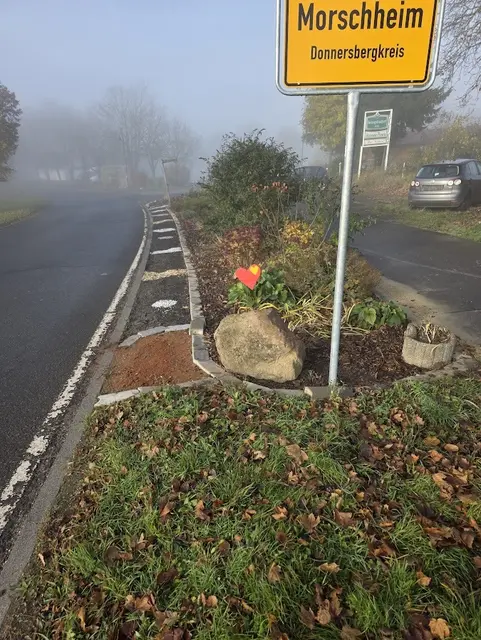 Der Pflanzstreifen wurde etwas erweitert und Richtung Straße verschönert | Foto: Hans Willi Braun/gratis