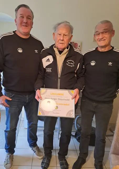 Von links: Kreisschiedsrichterobmann Frank Ritter, Hans-Jürgen Steuerwald und Kreisvorsitzender Klaus Schneider | Foto: SWFV/Andreas Gödtel/gratis