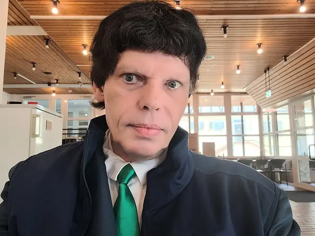 Andreas Klamm glaubt, dass der Schutz für von Gewalt betroffene Frauen überparteilich sein muss. Der Kreisverwaltung und Landrat Volker Knörr hat er daher einen Kostenplan, Machtbarkeitsstudie und eine Projektbeschreibung für ein Inklusives Frauenhaus in Schifferstadt zur Verfügung gestellt, das als ein Leuchtturm-Projekt künftig Frauen helfen soll | Foto: Andrew P. Harrod