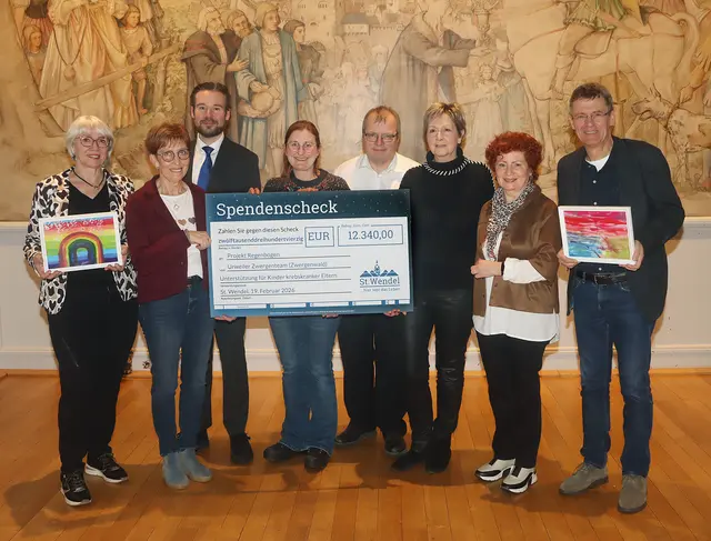 Das Zwergenteam überreichte zusammen mit St. Wendels Bürgermeister Peter Klär (rechts) den Spendenscheck an Julia Stief (Mitte) und Veris-Pascal Heintz (Dritter von links) vom Förderverein Regenbogen
 | Foto: Kreisstadt St. Wendel/Josef Bonenberger