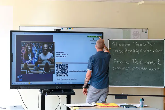 Damit digitale Endgeräte wie Tafeln und iPads in der Schule reibungslos funktionieren, ist IT-Support erforderlich - Symbolbild  | Foto: Heiko Rebsch/dpa