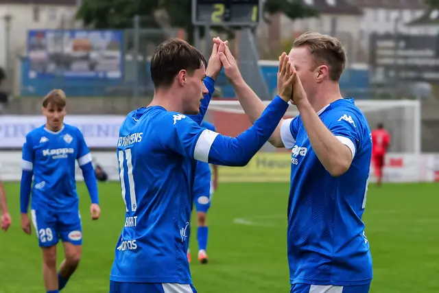 Marc Ehrhart (links) ist zurück im Aufgebot des FK Pirmasens und klatscht mit Sturmkollege Dennis Krob ab. Vor dem Auswärtsspiel bei TuS Koblenz sendet der FKP damit ein wichtiges personelles Signal. | Foto: Erik Stegner