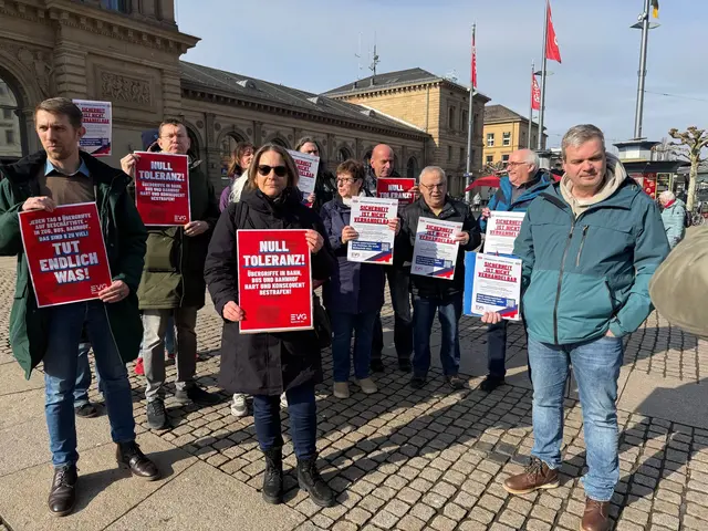 EVG-Vertreter, darunter Lars Kreer als Geschäftsstellenleiter in Mainz, zeigten vor dem Mainzer Hauptbahnhof Präsenz | Foto: dpa