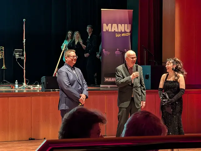 Sven und Lillia Wipper begrüßen Gilbert Bürk (Mitte) vom Vorstand der Bürgerstiftung persönlich bei der Charity-Ballnacht im Bruchsaler Bürgerzentrum | Foto: artbox