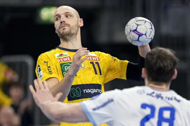 Lukas Sandell setzt sich beim Wurf gegen den Lemgoer Hendrik Wagner durch. | Foto: Zimmermann/PIX-Sportfotos