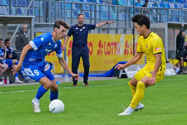 Silas Gutmann (links) erzielte beim 1:2 des FK Pirmasens beim TuS Koblenz die zwischenzeitliche Führung. Trainer Daniel Paulus (Mitte) haderte nach dem Spiel mit der Gelb-Roten Karte. | Foto: Erik Stegner