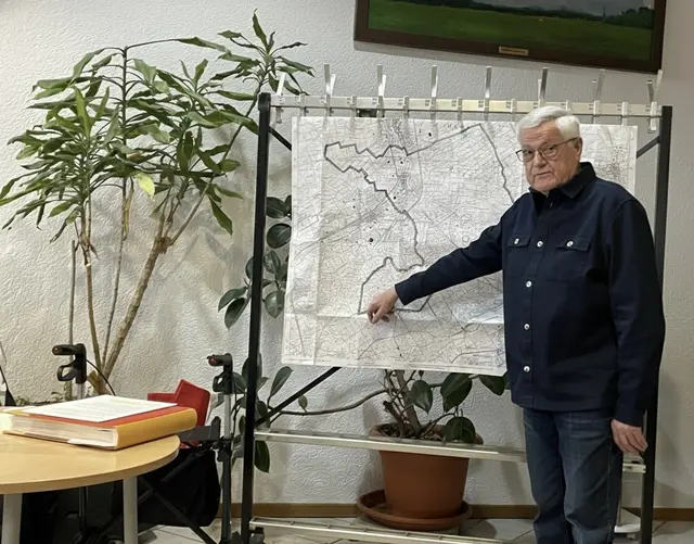 Heinz Carl – damaliger Verwaltungsmitarbeiter der Gemeinde Dudenhofen/Rodgau – erlebte und begleitete die Entstehung des Opel-Testgeländes vom „ersten Brief“ an. Beim Verein „Heimat, Geschichte und Kultur in Dudenhofen e.V. (HGKID)“ berichtete er darüber vor den Gästen des „Verein für Heimatgeschichte und -Kultur Dudenhofen e.V. (VHGD)“. | Foto: Foto: Clemens Keller (cke.)
