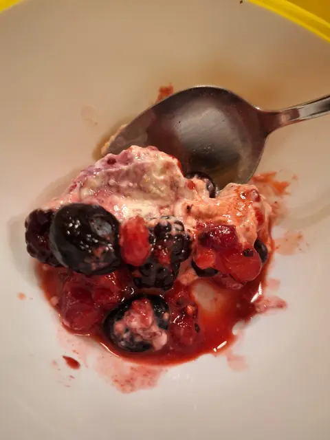 joghurt-cantuccini-dessert mit beeren | Foto: ich