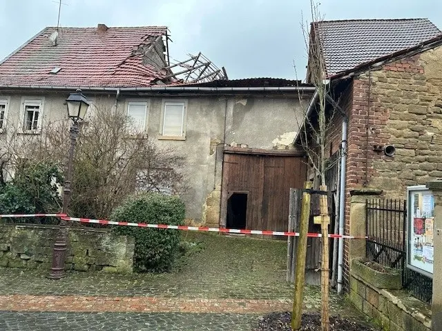 Mit lautem Getöse stürzte das Scheunendach am frühen Morgen ein | Foto: Polizeiinspektion Rockenhausen