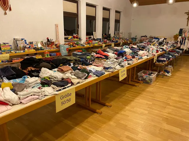 Die abgegebene Kleidung wird nach Größen sortiert und so für den Verkauf vorbereitet. | Foto: Katrin Heil