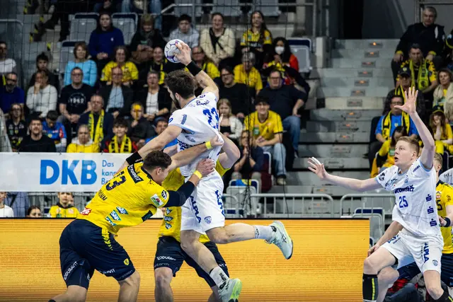 Timm Suton wird gestoppt von Sebatian Hymann 13-Jannik Kohlbacher 80-  | Foto: Wolfgang Neuberth