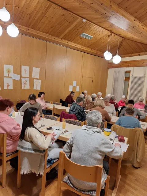 die landfrauen beim fleissigen lesen der rezepte | Foto: ich
