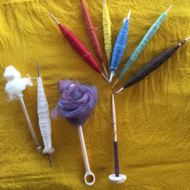 Reproduktionen römischer Spindeln und Rocken mit pflanzengefärbter Wolle | Foto: Terra Sigillata Museum Rheinzabern