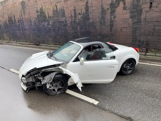 Unfall auf der B39: Toyota kracht in Mauer und überschlägt sich | Foto: Polizeidirektion Neustadt/Weinstraße