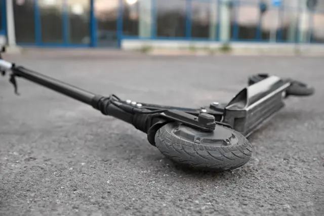 Bei einem Verkehrsunfall am Bahnhof in Winnweiler ist ein 14-jähriger Fahrer eines E-Scooters leicht verletzt worden | Foto: Pixel-Shot/AdobeStock_323572254