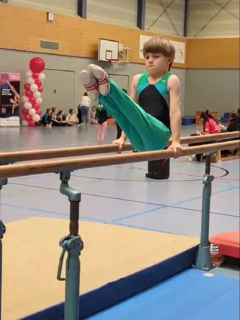 Gino Marco.  AK8  ein bischen mehr Beinspannung und die Füße gleichmässig Hoch... Was doch alles ein Kampfrichter abzieht.  Aber sonst,  weiter so !! | Foto: Coach Till Christian Dietrich