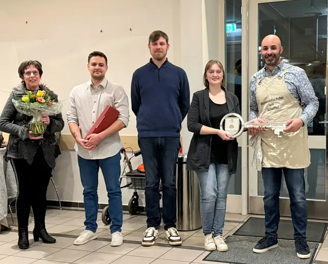 Prinzessin Leonie I übergibt den Stadtschlüssel am Aschermittwoch an Stadtbürgermeister Mattia De Fazio zurück.  | Foto: Boris Bohr 
