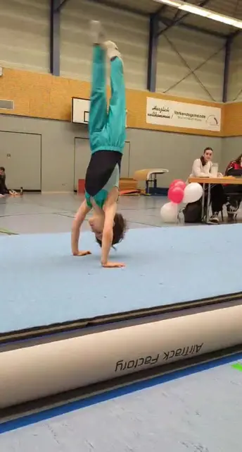 Eduardo Dietrich  5 Jahre.  Da ist er schon der flüchtige Handstand. Die Juroren kritischer Blick, der Trainer fokusiert und ja der Betrachter erkennt die Füße sind nicht  in Position.. dass gibt abzüge. Aber immerhin Übung in die Kür mitgenommen. Er erreichte 40 Punkte in der Gesamtwertung. | Foto: Coach Dr T.C.Dietrich