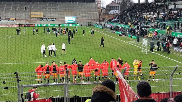 Fans und Mannschaft bejubelten den zweiten Sieg in Folge des FCK | Foto: Frieder Mathis/gratis