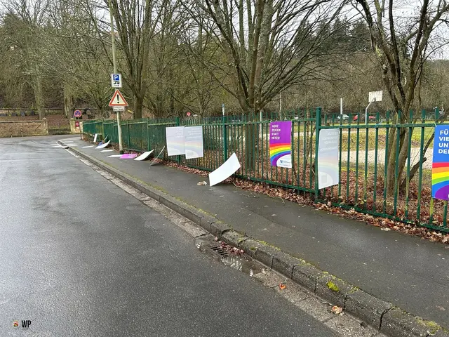 Polizeibeamte stellten an einem Zaun zahlreiche beschädigte und abgerissene Plakate fest | Foto: Polizeiinspektion Rockenhausen