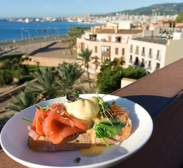 Palma: Calatrava Roof-Top-Bar Breakfast: Egg Royale | Foto: Michael Bartholomaeus