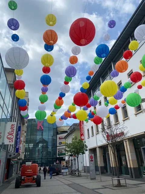 Festlich geschmückt: Die Innenstadt von Kaiserslautern erstrahlt ab Mitte März im Jubiläumsdesign zum 750-jährigen Stadtgeburtstag. In diesem Jahr werden es Blumen, Schmetterlinge und das Jubiläumsdesign sein | Foto: Citymanagement Kaiserslautern