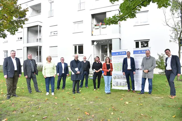 Kreisvertreter begrüßen Vertreter von Wohnen und Bauen und der Architektenkammer vor dem ehemaligen Jugenddorf in Limburgerhof, das Anfang der 80er mit Wohnungen für BASFler umgenutzt wurde. Der Bestand wurde sehr gepflegt. | Foto: BASF Wohnen und Bauen