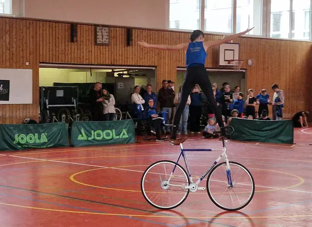 Für eine Kunstradsportlerin eine völlig normale Fahrposition stehend auf dem Rad; Emma Lickes bei ihrer Kür | Foto: |szip