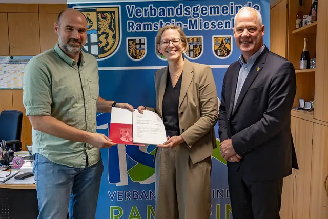 Der TVR-Vorsitzende Benjamin Altschuck erhielt im November 2024 von Staatssekretärin Simone Schneiderund Bürgermeister Ralf Hechler den Förderbescheid in Höhe von 590.000 Euro. | Foto: Erik Stegner