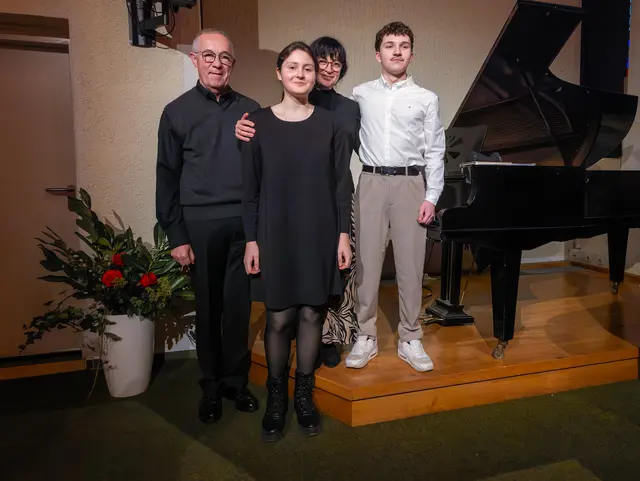 Dier vier Musikerinnen und Musiker am Flügel | Foto: Johann-Peter Melder