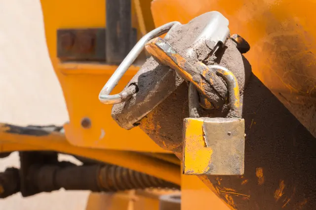 Bagger und Baustellenfahrzeuge werden mit Schlössern gegen Dieselklau gesichert.  | Foto: chiew/adobe.stock.com