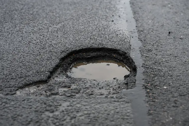 Schlaglöcher können für Autofahrer zum Risiko werden - Symbolbild | Foto: Michael Brandt/dpa