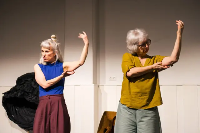Das Chawwerusch Theater bringt mit „Zwei Frauen falten sich – bewegt Altern“ zum Internationalen Frauentag 2026 ein Stück über Sichtbarkeit, Körper und Lebensfreude älterer Frauen auf die Bühne | Foto: Stephan Wriecz/gratis