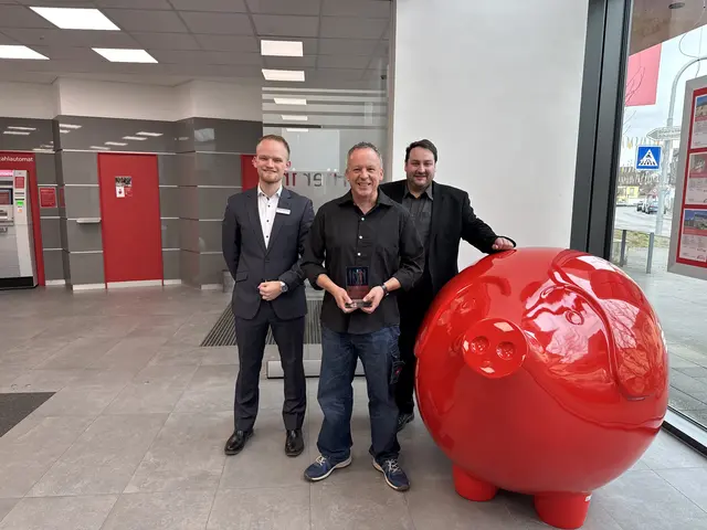 v.l.n.r: Sparkasse Kraichgau Robin Siegmund, Bernd Imhof, Bürgermeisterstellvertreter Patrick Wippel | Foto: Sparkasse Kraichgau