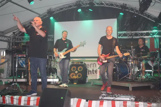 Ein Schriesheimer Original: Die T-Band sorgt für Stimmung im Festzelt.
 | Foto: Hannelore Schäfer 