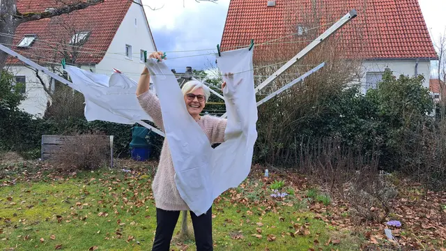 Projektinitiatorin bei einer Testreihe in ihrem Garten: Fransen Wäschestücke, die mit einer Zickzack-Schere geschnitten wurden aus und verheddern sie sich? | Foto: Monika Klein