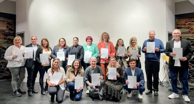 Bereit für Leitungsaufgaben: 16 Pädagogische Fachkräfte aus den Protestantischen Kitas erhielten jetzt ihre Zertifikate für das erfolgreich absolvierte Trainee-Programm.  | Foto: Prot. Kita-Verbund LU 