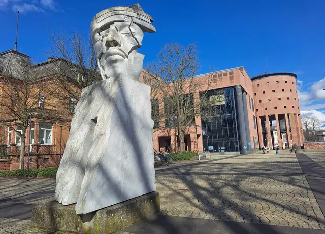 Am Dienstag ist es am Willy-Brandt-Platz in Kaiserslautern zu einem Raubüberfall gekommen | Foto: Monika Klein