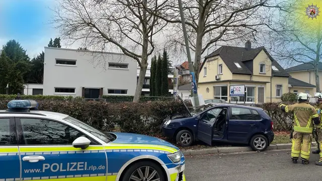 Der 28-Jährige verlor auf der Flucht die Kontrolle über sein Auto und prallte gegen einen Laternenmast | Foto: Polizeidirektion Kaiserslautern