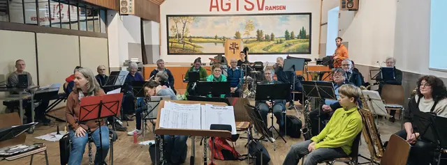 Gleich gehts los! Die Kapelle wartet noch auf den Dirigenten. | Foto: Sabine Nauland-Bundus